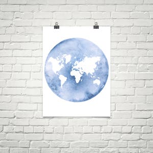 Blaue Aquarell-Karte. Weltkarte Wandkunst. Landkartenkunst. Weltkarte. Minimalistische Kunst. Aquarellmalerei. Weltkarte Poster Druck.