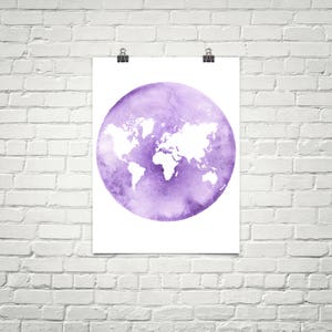 世界地図の壁アート。地図アート。世界地図。ミニマルアート。水彩画。紫色の壁アート世界地図のポスター地図プリント。紫色の地図