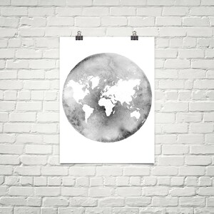Karte der Welt. Schwarz-weiße Landkarte. Weltkarte Wandkunst. Karte Kunst. Minimalistische Kunst. Aquarellmalerei. Weltkarte Poster Grauer Kartendruck.