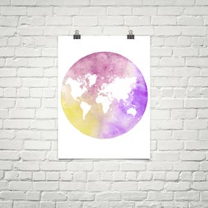 Leuchtende lila Karte der Welt. Weltkarte Wandkunst. Bunte Karte Kunst. Weltkarte Poster Minimalistische Kunst. Aquarell Aquarell Karte