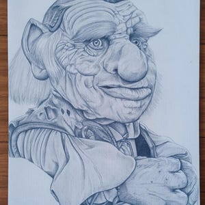 Pode incluir: Desenho a lápis detalhado de uma personagem com um nariz grande, orelhas proeminentes e pele enrugada. A personagem usa uma roupa detalhada e tem as mãos juntas. A obra de arte está assinada e datada de '25'.