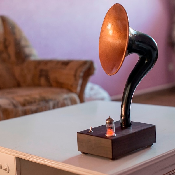 Bluetooth-grammofoon. Vintage audio. Hoornluidspreker. Steampunk. Vintage grammofoon. Bluetooth-luidspreker. Draagbare luidspreker. Home audio. iPhone-luidspreker