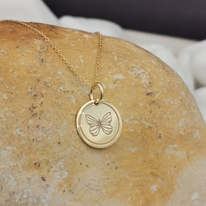 Elegant fjärilshalsband i 14k massivt guld, Personliga fjärilssmycken, Fjärilsgåva, Fjärilsberlock, Anpassat hänge, Fjärilshänge