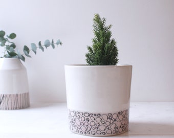 Plant Pot with pebble design