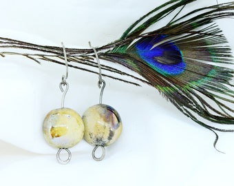 Boucles d'oreilles en céramique Raku de couleur crème faites à la main avec amour et en argent sterling 925 - bijoux faits à la main avec amour et dévouement