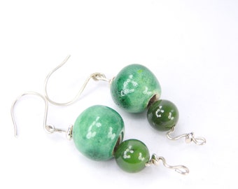 Boucles d'oreilles vertes artisanales et uniques en céramique raku et argent sterling, boucles d'oreilles originales uniques, bijoux en céramique raku fait main nevenka