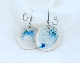 Boucles d'oreilles pendantes en céramique blanche et bleue comme deux coquillages - la boucle d'oreille est en argent sterling 925 - créative artisanale italienne