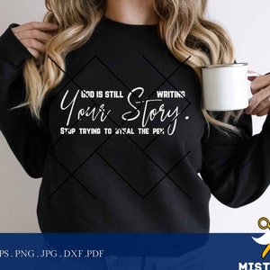 God is nog steeds je verhaal aan het schrijven, stop met proberen de pen te stelen svg, dxf, jpg, png, svg, png sublimatie geloof svg, shirt en bord vectorontwerp