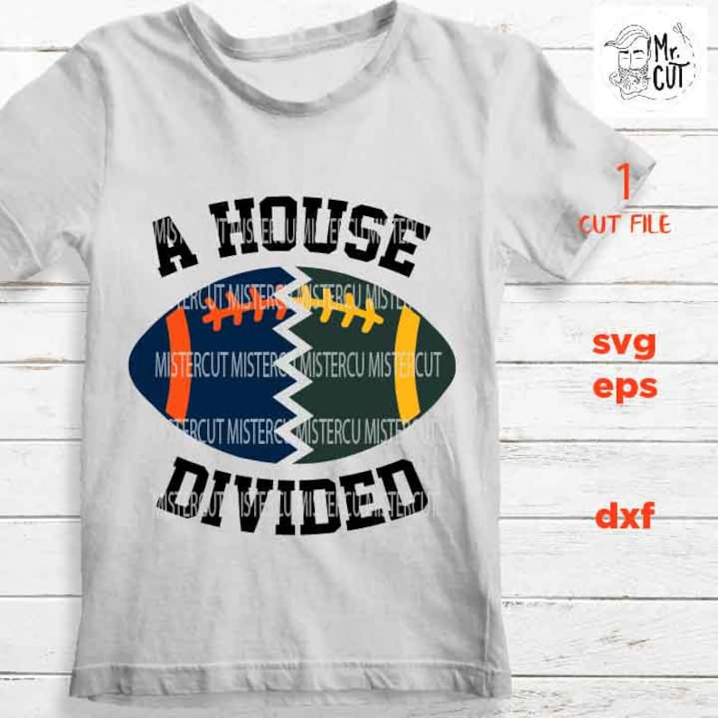 Puede incluir: Una camiseta blanca con un gr&aacute;fico de una pelota de f&uacute;tbol dividida por la mitad, con las palabras "A House Divided" alrededor.