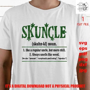 Può includere: Maglietta bianca con una grafica verde che dice "SKUNCLE (skuhn-kl) noun. 1. like a regular uncle, but more chill. 2. Always smells like weed. [See also: "awesome", "exceptionally good looking", "legendary"]"