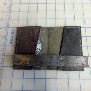 Cartera minimalista de piel cosida a mano
