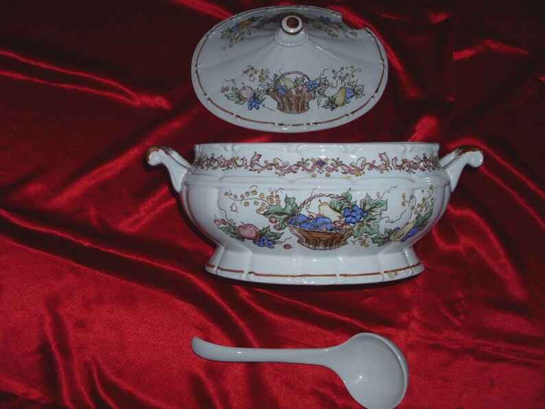 Garlands Made in Japan A Very Large Very Beautiful Vintage Pedestal Ceramic Tureen with Lid and Ladle Featuring Fruit Baskets Flowers