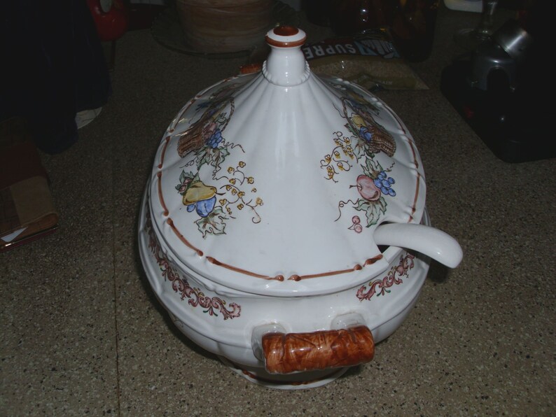 Garlands Made in Japan A Very Large Very Beautiful Vintage Pedestal Ceramic Tureen with Lid and Ladle Featuring Fruit Baskets Flowers