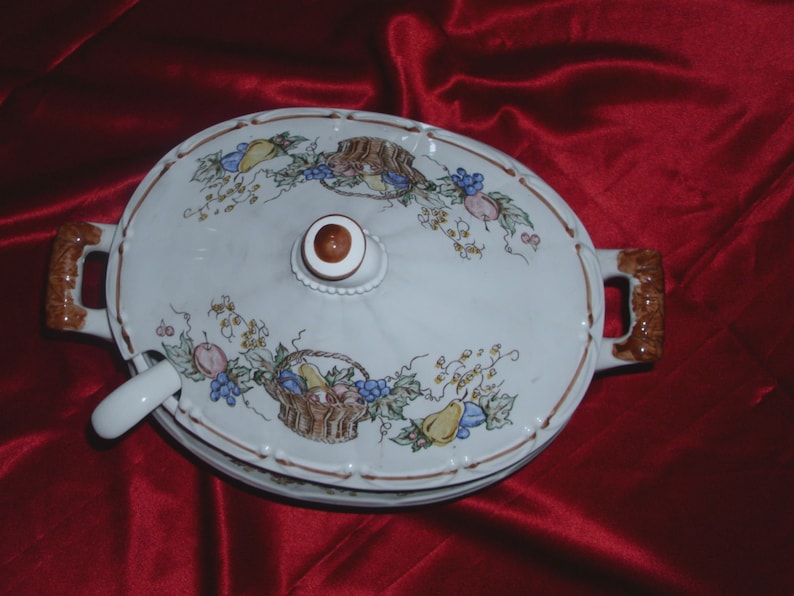 Garlands Made in Japan A Very Large Very Beautiful Vintage Pedestal Ceramic Tureen with Lid and Ladle Featuring Fruit Baskets Flowers