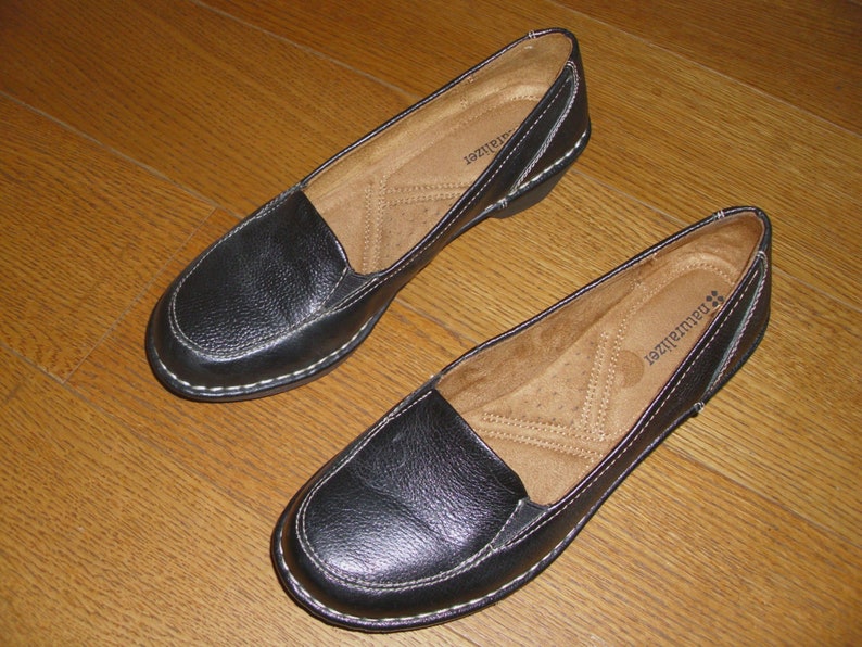 A Gorgeous Nearly New Pair of Elegant Naturalizer Genuine Leather Women/'s Dark Brown Shoes Size 7M