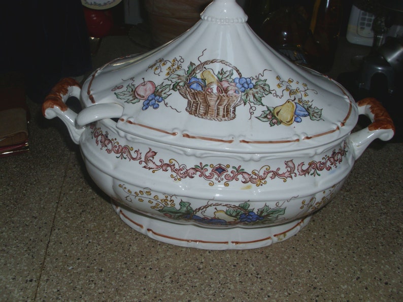 Garlands Made in Japan A Very Large Very Beautiful Vintage Pedestal Ceramic Tureen with Lid and Ladle Featuring Fruit Baskets Flowers