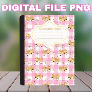 Może przedstawiać: Notatnik z różowym wzorem w kratkę i powtarzającymi się żółtymi kokardkami i małymi kwiatkami. Okładka ma białą etykietę z napisem "COMPOSITION BOOK" i tekstem "DIGITAL FILE PNG" w kolorze różowym.