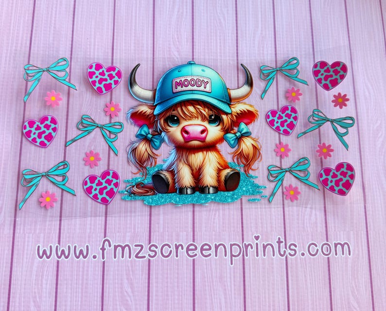 Puede incluir: Una vaca azul y rosa con un sombrero azul que dice "MOODY". La vaca est&aacute; rodeada de corazones rosas y lazos azules.