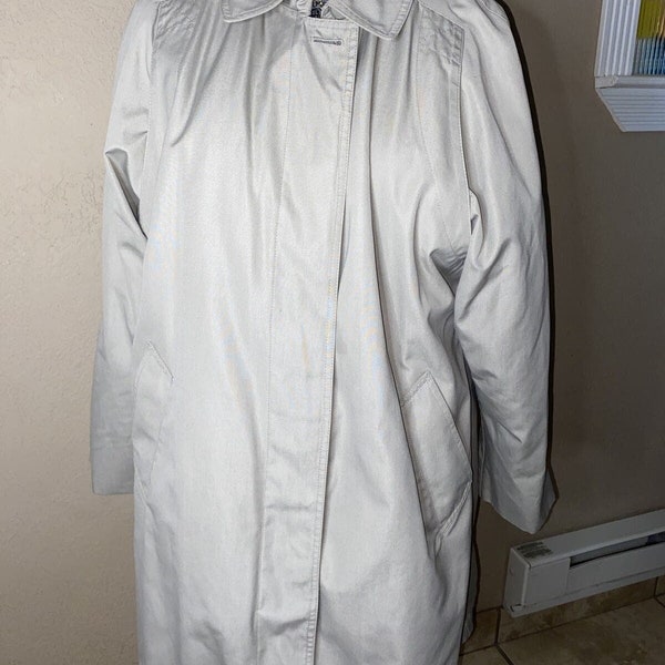 London Fog Trench Coat size 10 Reg Raincoat Career Professional Lined