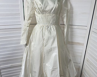 Suknia ślubna z koronki taftowej w stylu vintage z lat 50. w kolorze złamanej bieli, mała, wykonana z połączenia