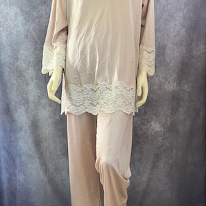 Women&#39;s Vintage 2 Piece Pajama Set Size Large