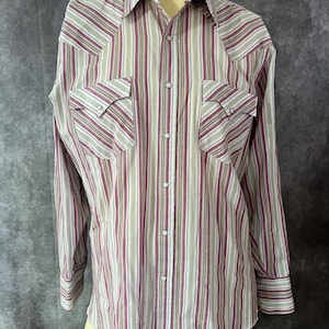 Camisa vintage dos anos 70 com botões de pressão de pérola tamanho grande