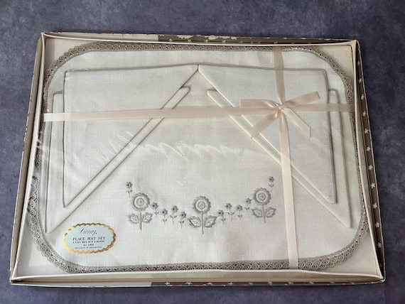 Vintage Linen Place Mats & Napkin Set