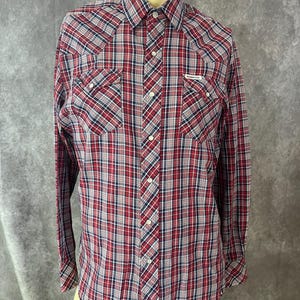 Camisa vintage dos anos 70 com botões de pressão de pérola tamanho grande
