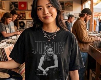 Mochi Stage King Outline Tee – Minimalist OT7 Reunion Era Streetwear (DTG Print)