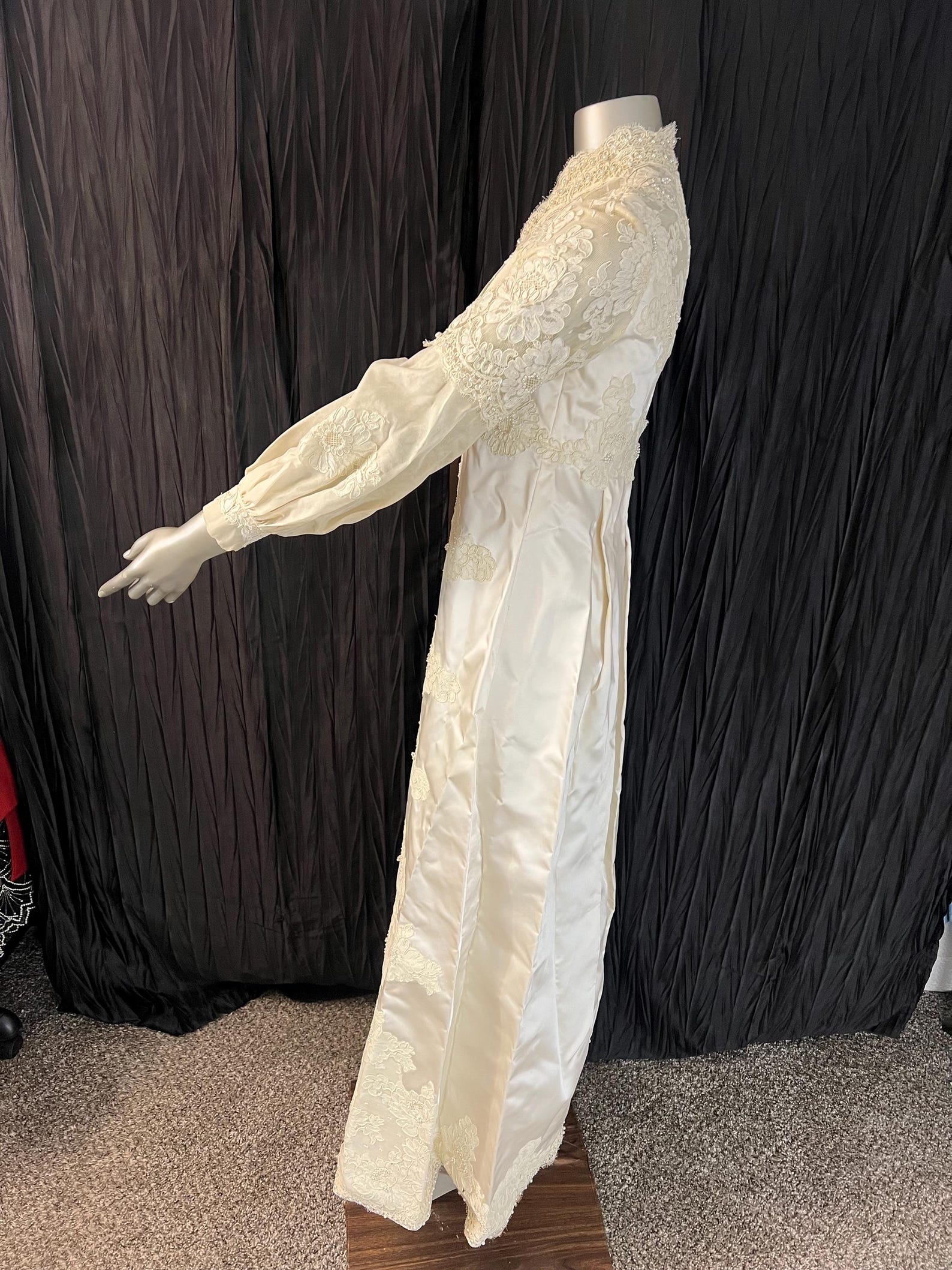 Vintage Satin Wedding Dresses Lace Appliques Glitter Sequins Bridal Gowns