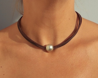 Silber Kugel Choker, Leder Halskette für Frauen, Hippie Halskette, Frauen Halskette, Zamak Schmuck, Zamak Halskette, Silberkette, EndiaDesign