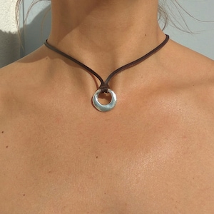 Ring-Leder-Halskette für Frauen, Damen-Halskette, versilberte Halskette, Leder-Halsband, Boho-Schmuck, Silberschmuck, Zamak Bild 1