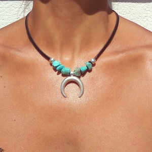 Collar de turquesa, collar de luna de plata, gargantilla de cuero para mujer, collar bañado en plata, joyería de turquesa, joyería de plata, estilo bohemio