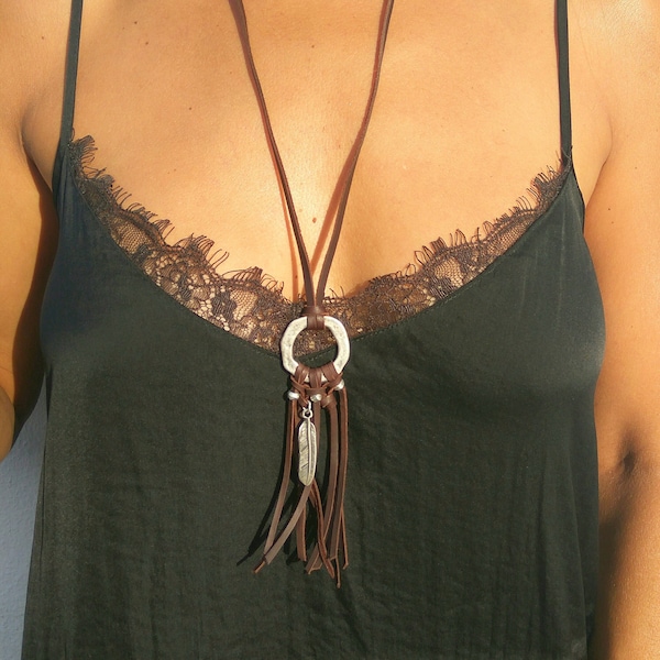 Sautoir à franges, collier en cuir à franges, tour de cou à franges, collier de plumes, tour de cou de plumes, bijoux bohèmes, bijoux bohèmes, hippie chic