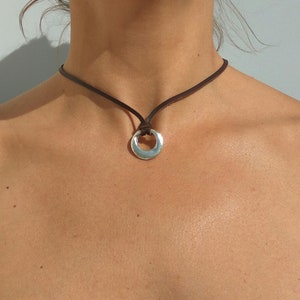 Ring-Leder-Halskette für Frauen, Damen-Halskette, versilberte Halskette, Leder-Halsband, Boho-Schmuck, Silberschmuck, Zamak Bild 4