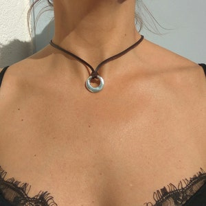 Ring lederen ketting voor vrouwen, vrouwen choker ketting, verzilverde ketting, lederen choker, Boho sieraden, zilveren sieraden, Zamak afbeelding 2