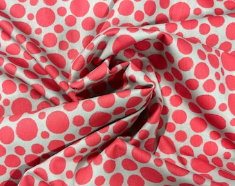 Tela de algodón premium con estampado de lunares, color rosa y fondo azul, vendida por metros