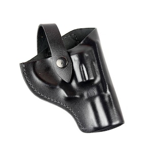Könnte beinhalten: Ein schwarzes Lederholster für eine Pistole. Das Holster hat eine Gürtelschlaufe und einen Druckknopfverschluss.