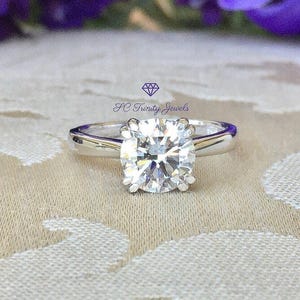 2 carats Bague de fiançailles moissanite, couleur D, excellente taille de moissanite, modèle cathédrale, bague à 4 griffes doubles en argent sterling plaqué rhodium