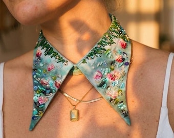 Von Monet inspiriertes, handbemaltes und mit Perlen besetztes abnehmbares Halsband – speziell für Sie angefertigt