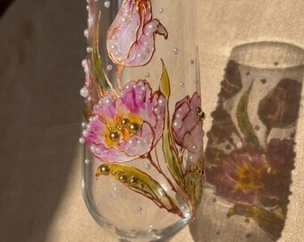 Handbemaltes Champagnerglas mit Tulpen – Elegantes florales Hochzeitsgeschenk, luxuriöses Jubiläumsglas, romantische handgefertigte Champagnerflöte
