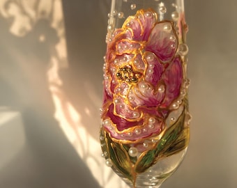Zwei handbemalte Champagnergläser mit Pfingstrosenmotiv – Elegantes florales Hochzeitsgeschenk, luxuriöses Jubiläumsglas, romantische handgefertigte Flöte