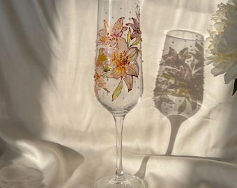 Handbemaltes Champagnerglas mit Lilien – Elegantes florales Hochzeitsgeschenk, luxuriöses Jubiläumsglas, romantische handgefertigte Champagnerflöte