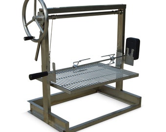 Puede incluir: Una parrilla de exterior de acero inoxidable con una gran rueda circular para ajustar la altura de la parrilla. La parrilla tiene una base rectangular y un asador giratorio. Diseñada para cocinar y asar a la parrilla al aire libre.