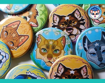 Puede incluir: Un conjunto de botones coloridos con dibujos de gatos guerreros de dibujos animados con estrellas en la frente. Los botones están dispuestos en una pila y tienen un fondo azul claro con flores blancas. El texto "Leaders" está en la parte inferior de la imagen.
