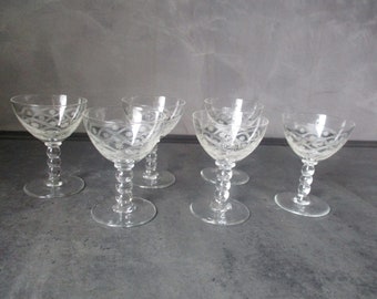 Juego de 6 vasos de chupito blancos con tallo de bola apilable, hermoso grabado labrado y muy elegante. Alrededor de 1950.