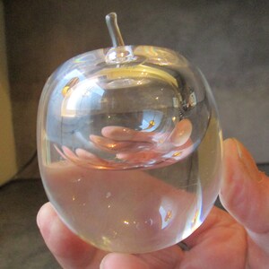 Hanne Dreutler, Ahus Studio, Sweden 1990 Clear Glass Apple, Presse paper.