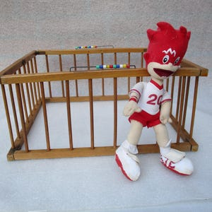 Caja de muñecas plegable de madera de los años cincuenta con cuentas originales