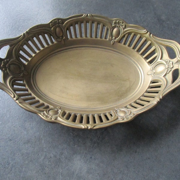 Vintage decorative oval presentation dish made of brass, anno 1960/70.