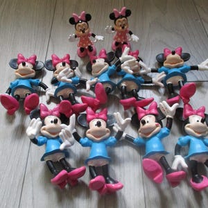 DISNEY PARIS, Micky, Mini, Goofy, Katrien, Pluto, Donald, stripfiguren allen met logo.